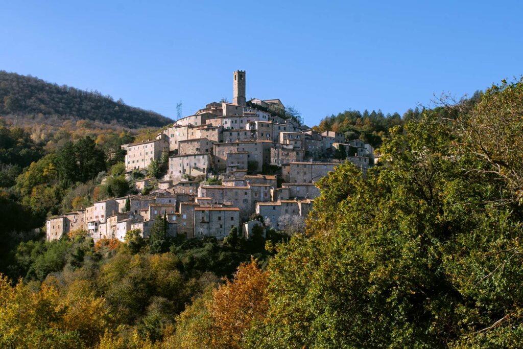 imago in villa - concorso internazionale di pittura trompe l'oeil - foto del borgo medievale di castelnuovo val di cecina